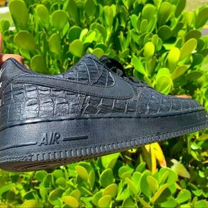 Black Nike Air Force 1’ 07 LV8